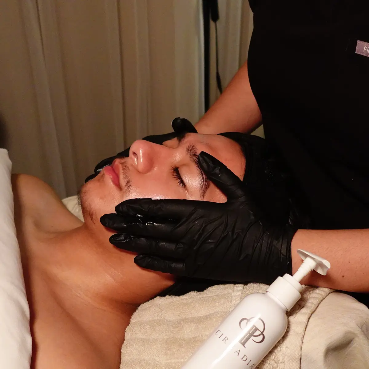 Nourishing moisturizer being applied at the end of the Gentleman's Skin Reset Facial